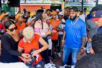 Marcell Ozuna entrega utilería deportiva a niños de Boca Chica