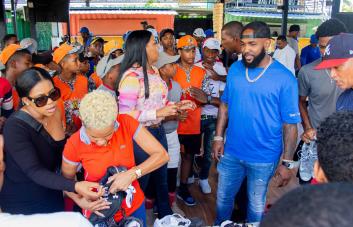 Marcell Ozuna entrega utilería deportiva a niños de Boca Chica