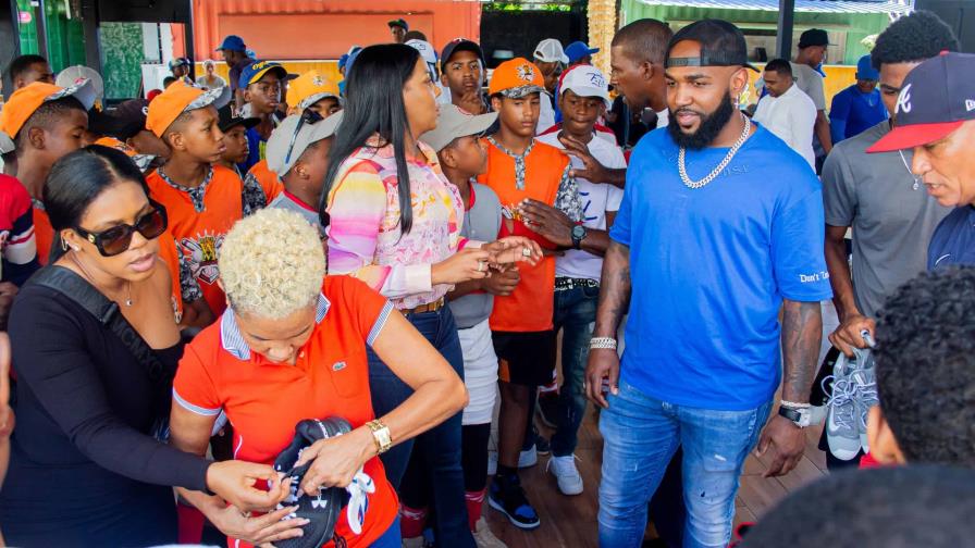 Marcell Ozuna entrega utilería deportiva a niños de Boca Chica