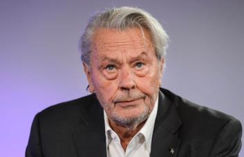 La justicia francesa ordena examen médico sobre Alain Delon en medio del conflicto familiar