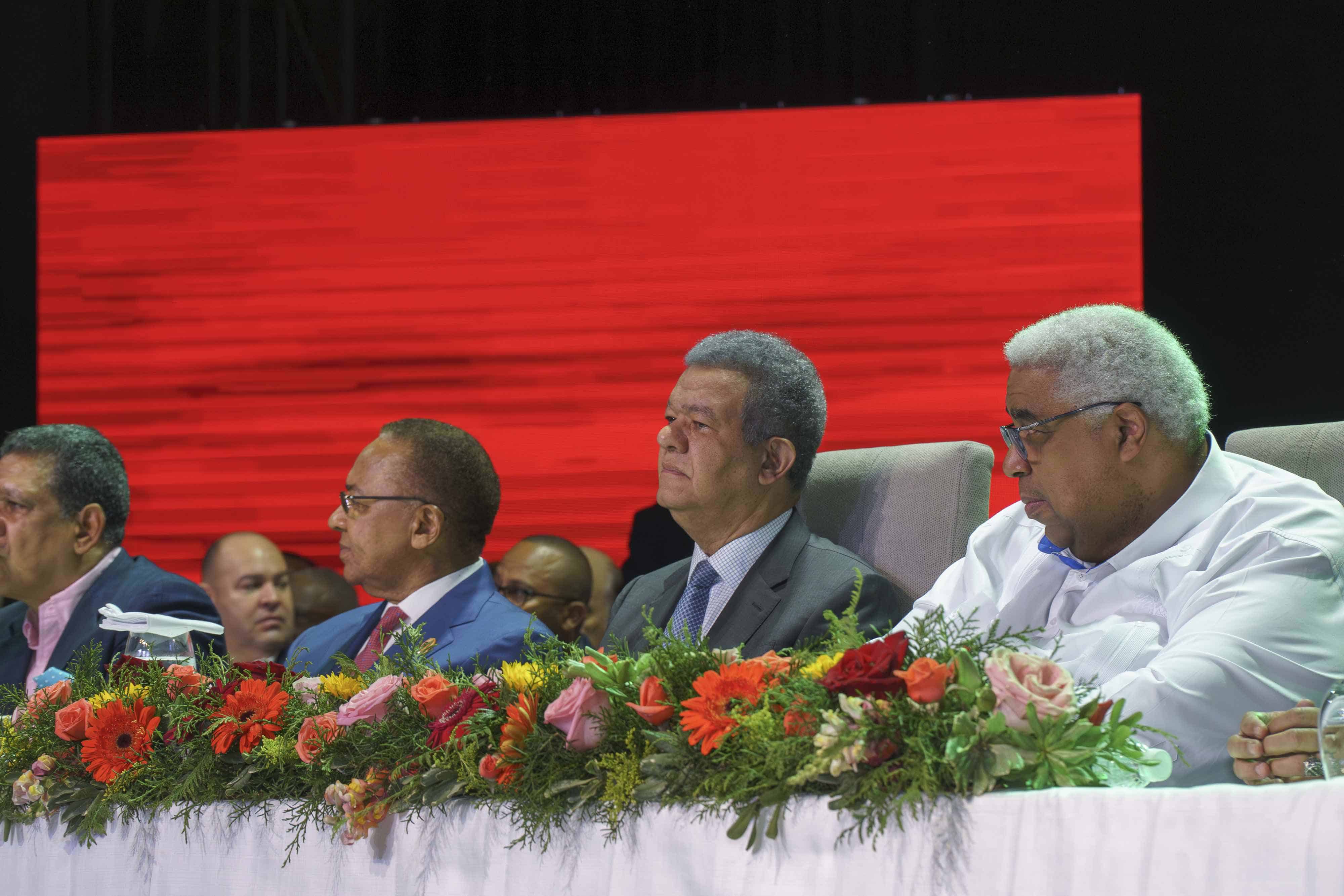 Leonel Fernández en la mesa de honor junto a representantes de la Fuerza del Pueblo y partidos aliados en el acto de inaguruación de la coalición Ganaremos.