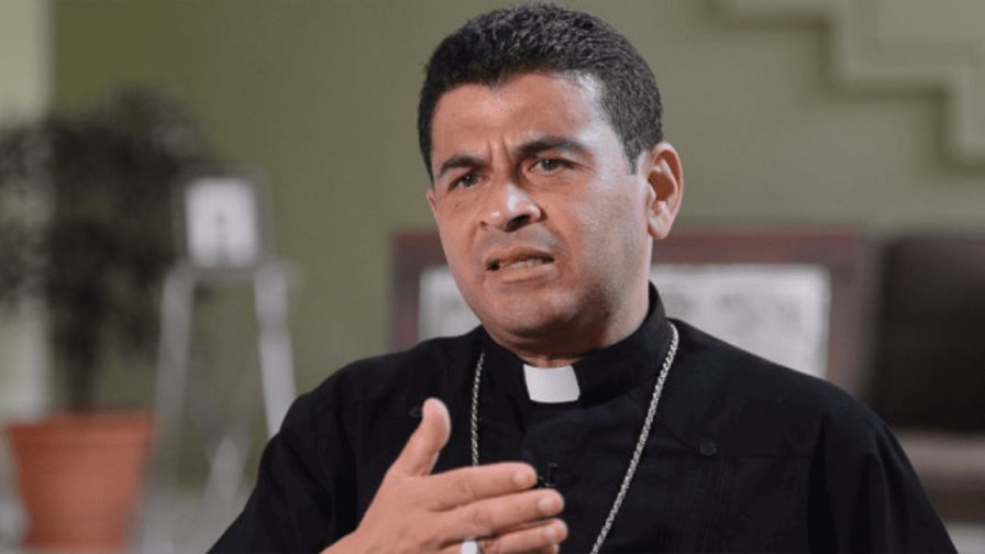 Nicaragua excarceló y envió al Vaticano a monseñor Rolando Álvarez, afirma obispo Báez