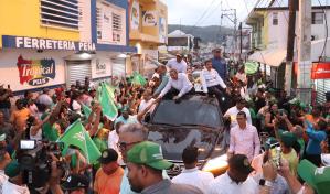 Leonel Fernández encabeza marcha caravana en La Vega