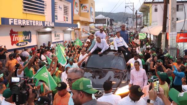 Leonel Fernández encabeza marcha caravana en La Vega