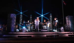 Retro Jazz deleita al público en Plaza España