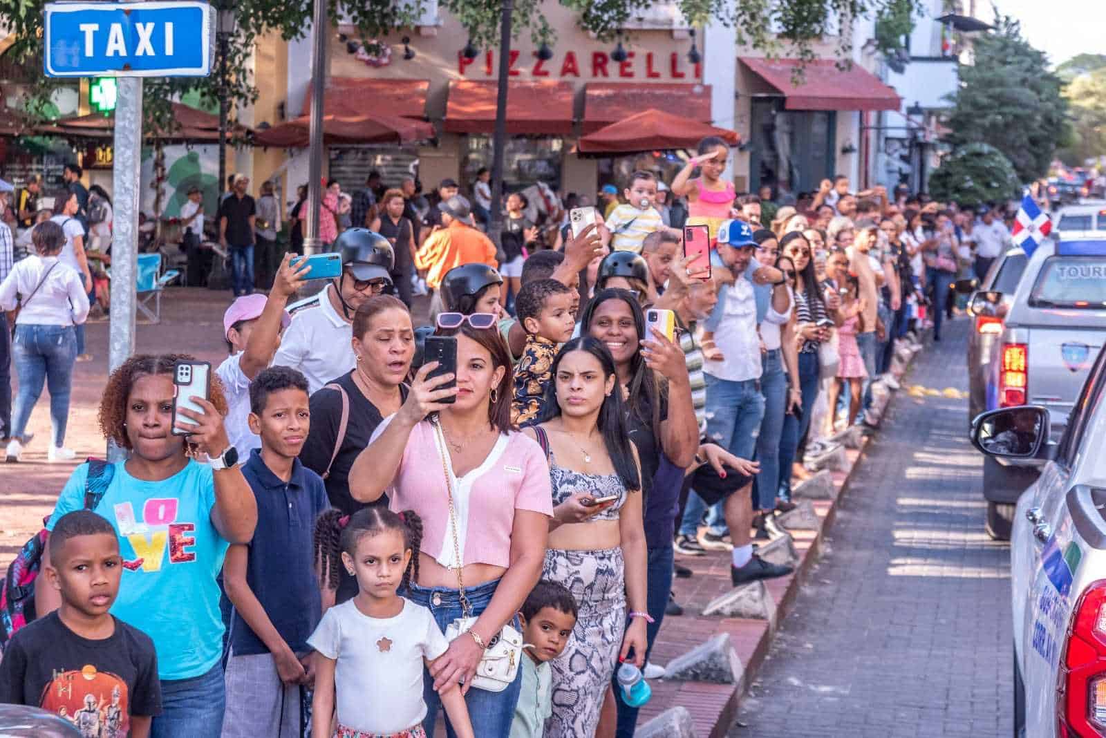 Cientos de personas acudieron a ver el desfile. 