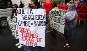 Un grupo de trabajadoras sexuales marchan en contra de la extorsión policial en Bolivia