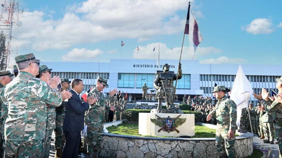 Ministerio de Defensa develiza estatua en honor al "Glorioso Soldado Dominicano"