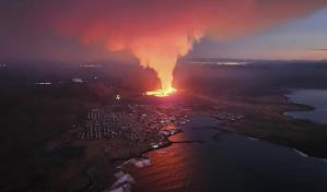 Un volcán entra en erupción en Islandia y pone en riesgo a un pueblo pesquero