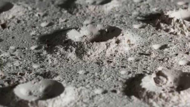 Estudian el polvo lunar para reducir su impacto en misiones y en la salud de astronautas