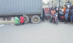 Camioneros haitianos bloquean calles en Juana Méndez por abuso de autoridad en Haití