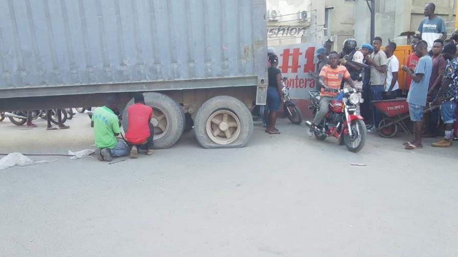 Camioneros haitianos bloquean calles en Juana Méndez por abuso de autoridad en Haití