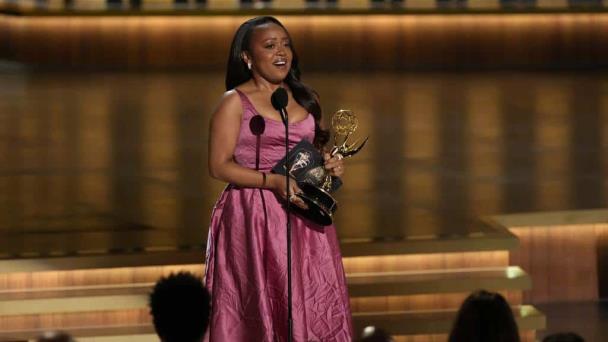 Actrices Quinta Brunson y Ayo Edibiri se llevan primeros trofeos en los Emmy