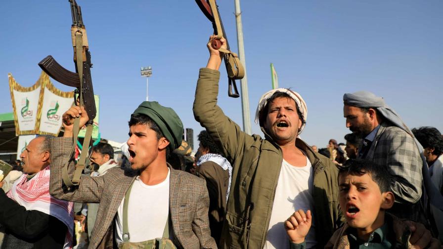 Rebeldes hutíes en Yemen lanzan un misil a buque militar de EEUU en primer ataque desde bombardeos