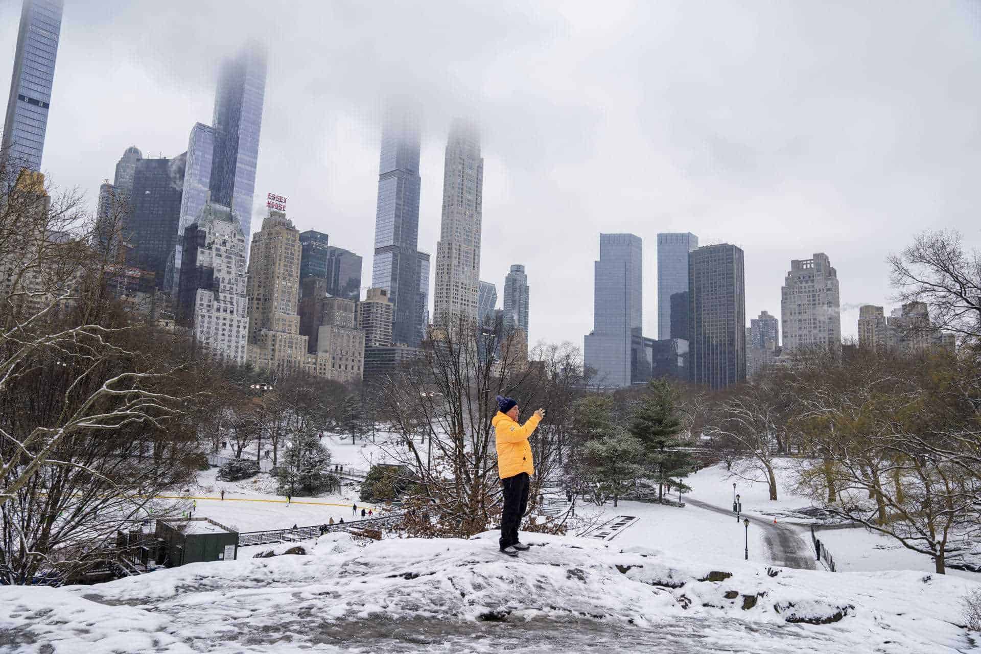 Una persona toma una fotografía tras la primera nevada de 2024 hoy, en Central Park en Nueva York (EE.UU.).