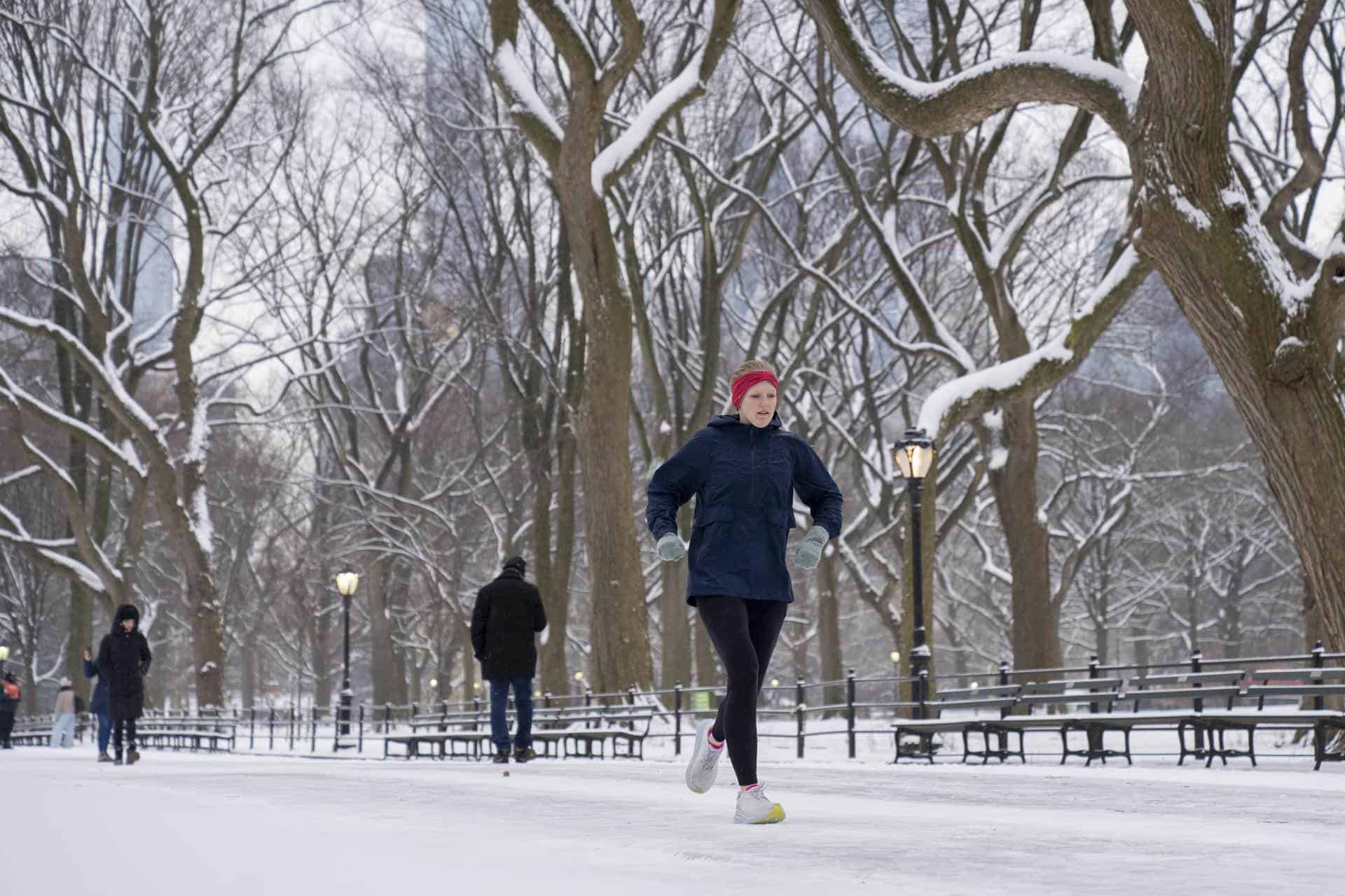  Una persona trota sobre la nieve tras la primera nevada de 2024 hoy, en Central Park en Nueva York (EE.UU.).