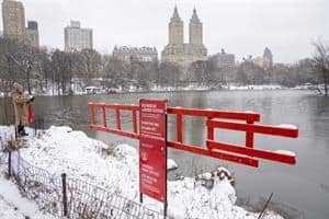 Una persona toma una fotografía en el lago en Central Park hoy, en Nueva York (EE.UU.). 