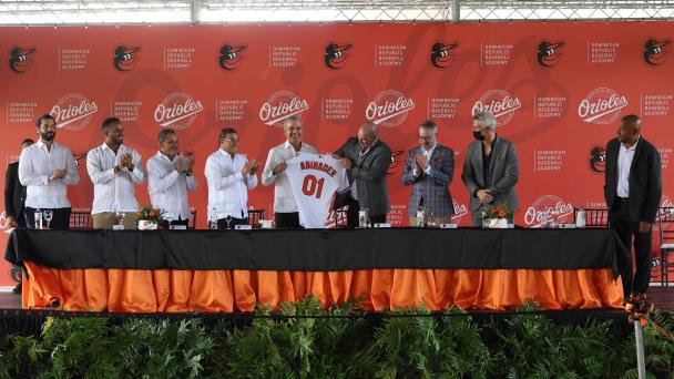 El presidente Abinader encabeza inauguración de academia de los Orioles