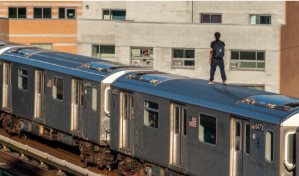 Adolescente muere al caer a las vías del tren mientras surfeaba en el metro de NY