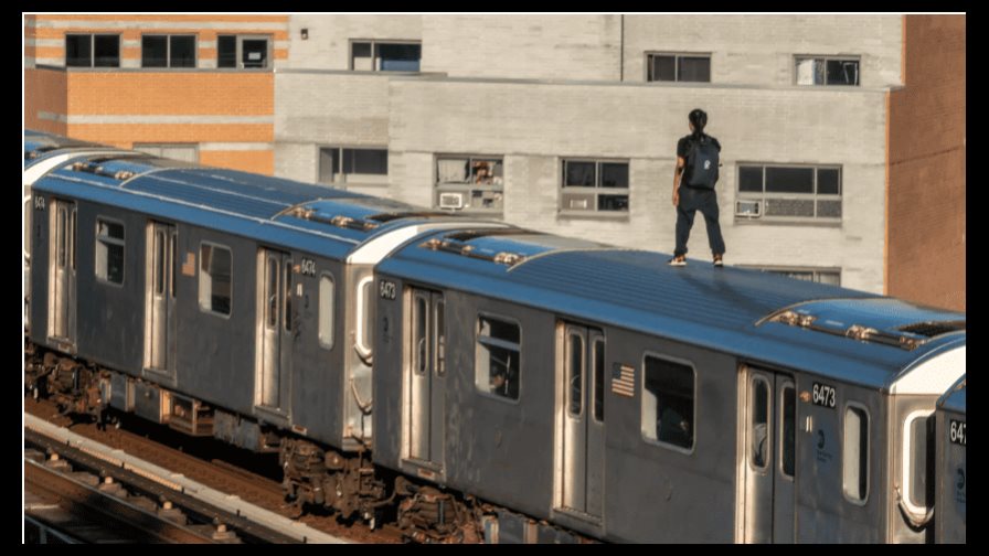 Adolescente muere al caer a las vías del tren mientras surfeaba en el metro de NY