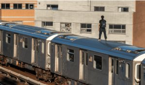 Hallan un hombre muerto en estación de Nueva York tras surfear encima del metro