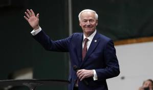 Exgobernador de Arkansas, Asa Hutchinson, abandona candidatura presidencial tras caucus de Iowa