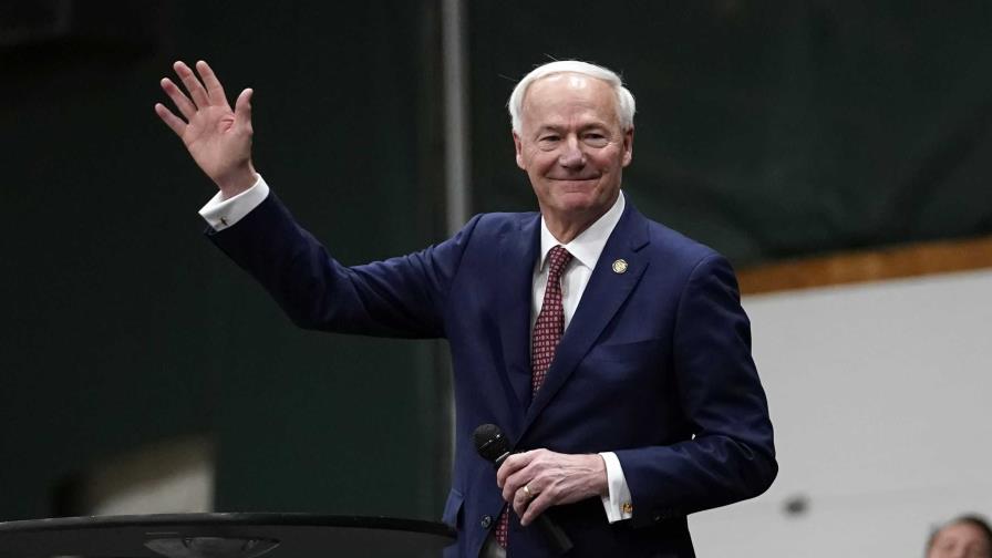 Exgobernador de Arkansas, Asa Hutchinson, abandona candidatura presidencial tras caucus de Iowa