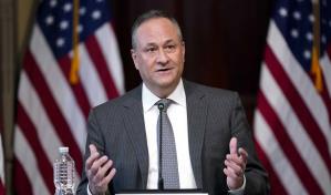 Esposo de Kamala Harris hablará de la necesidad de combatir el antisemitismo en foro de Davos