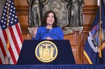 Gobernadora de NY destina 2,400 millones de d&oacute;lares para abordar el flujo masivo de migrantes