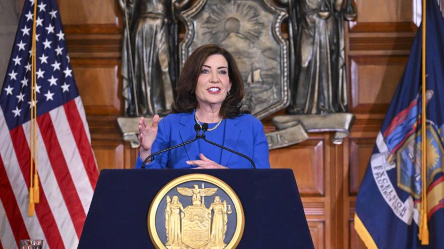 Gobernadora de NY destina 2,400 millones de dólares para abordar el flujo masivo de migrantes