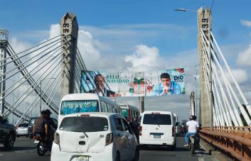 Retiran del puente Juan Bosch cruzacalle propagandístico de Luis Abinader y Dio Astacio