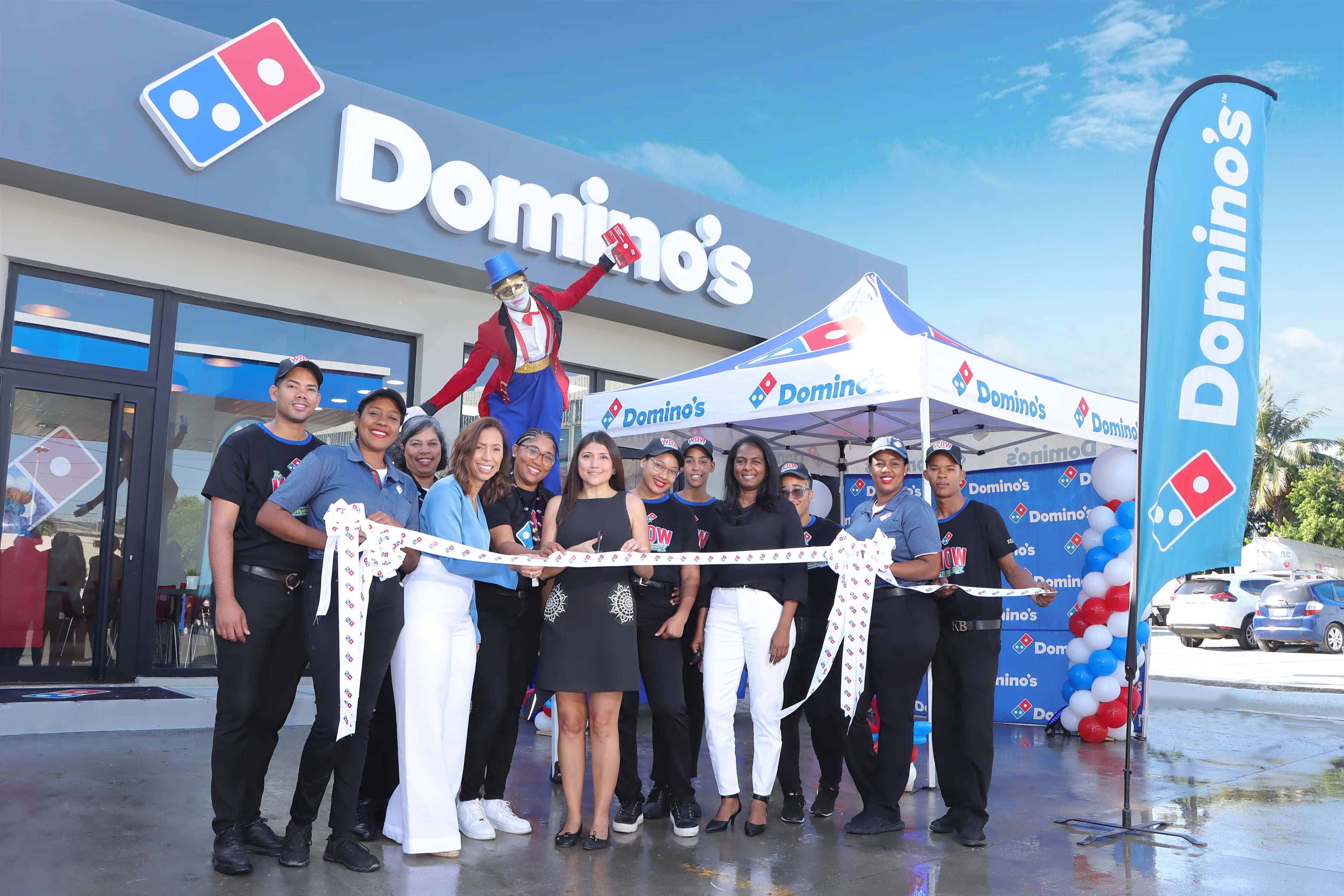 Ejecutivos de Domino's República Dominicana realizan el corte de cinta.