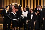 El apasionado e inesperado beso entre dos actores de la serie The Bear en los premios Emmy