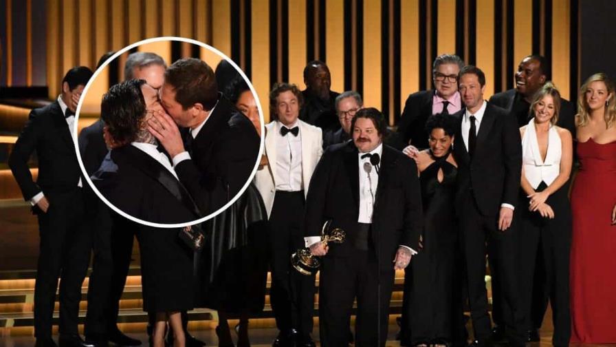 El apasionado e inesperado beso entre dos actores de la serie The Bear en los premios Emmy