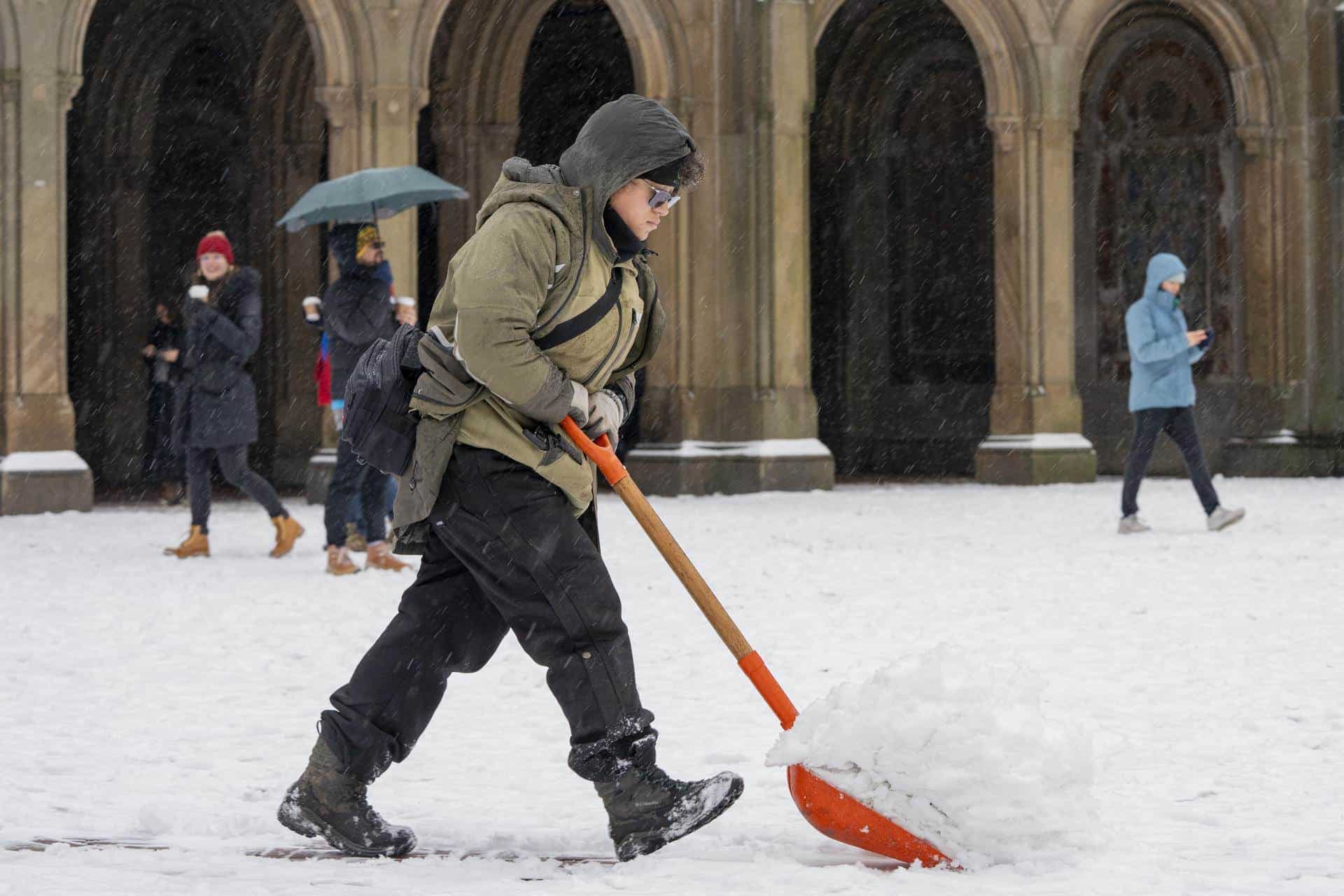  Un trabajador de la ciudad recoge nieve en Central Park hoy, en Nueva York (EE.UU.). 