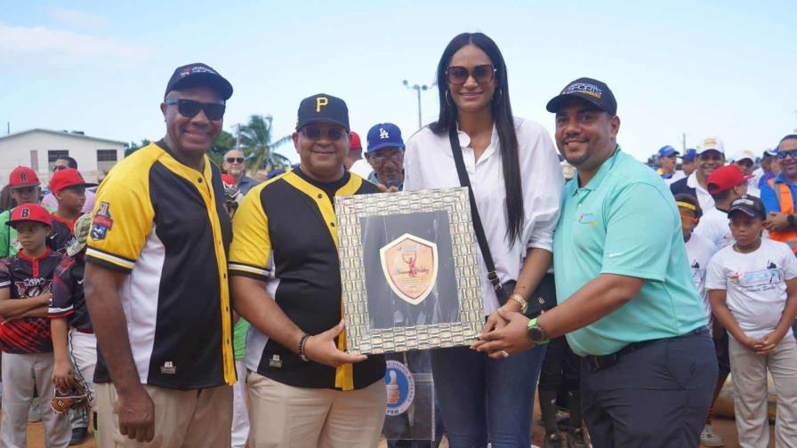 International Sport Foundation & Lessport Academy entregan útiles deportivos en Puerto Plata