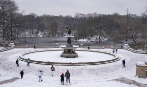 Nieve y gélidas temperaturas persisten en gran parte de EE.UU., con vuelos cancelados