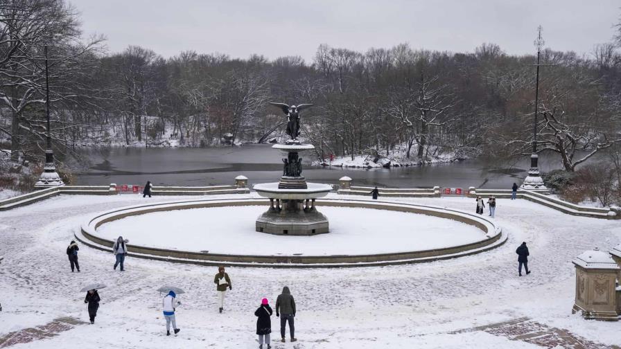Nieve y gélidas temperaturas persisten en gran parte de EE.UU., con vuelos cancelados