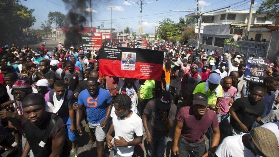 Simpatizantes de exlíder golpista Guy Philippe llevan a cabo protestas multitudinarias en Haití