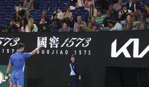 Dímelo a la cara: Djokovic discute con aficionado en sufrida victoria de 2da ronda en Australia