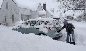 Cable eléctrico cae sobre vehículo en EE.UU. durante tormenta y deja tres muertos