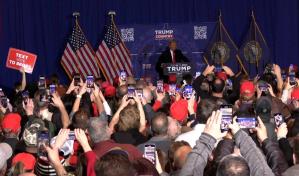Donald Trump corteja a los votantes de New Hampshire en las primarias republicanas
