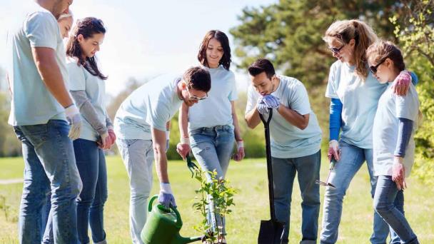 Programa busca ayudar a los latinos en Arizona a lograr la transición a la energía verde