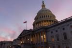 Senado de EE.UU. da el primer paso para evitar cierre del gobierno 