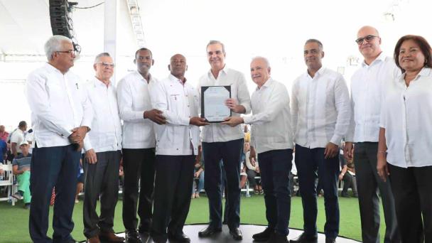 Abinader entrega de 3,100 títulos de propiedad en El Tamarindo