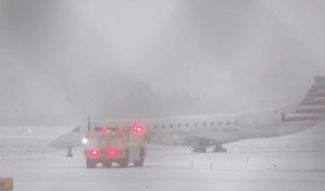 Avión se desliza fuera de la pista en aeropuerto de Nueva York por intensa nevada