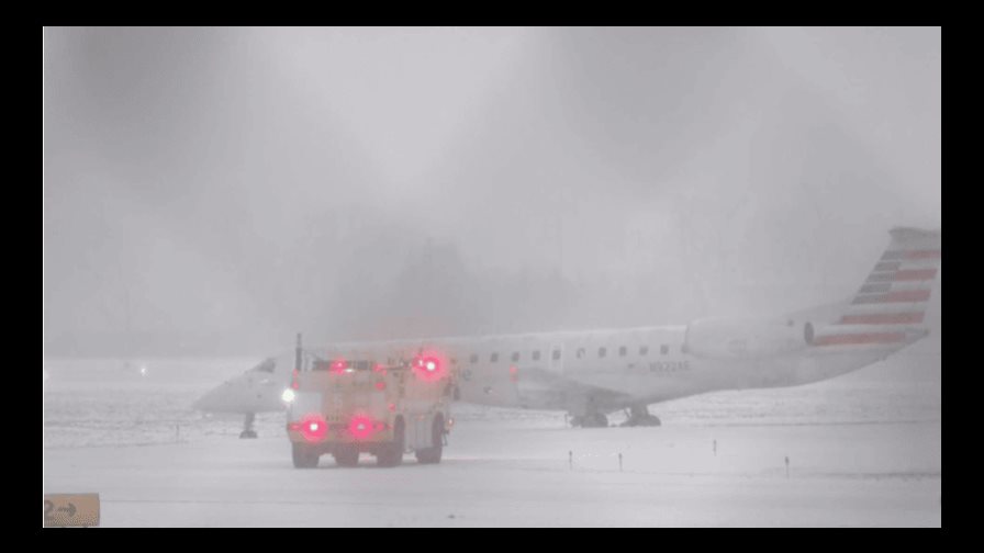 Avión se desliza fuera de la pista en aeropuerto de Nueva York por intensa nevada