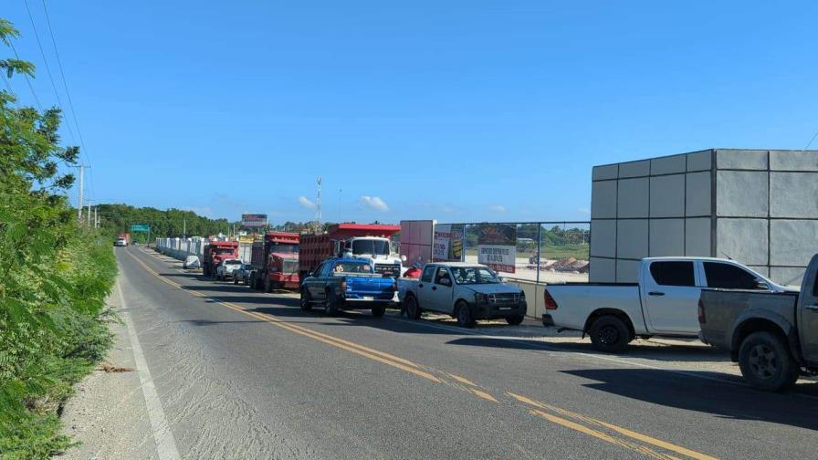 Camioneros exigen al parque industrial en Manzanillo el pago de cuatro meses