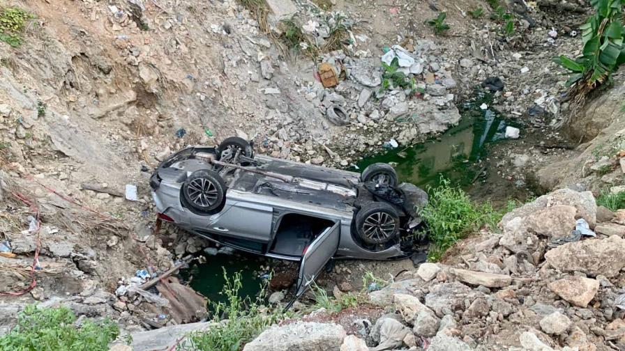 Video | Carro cae en hoyo donde se produjo accidente que causó 13 muertos en Haina