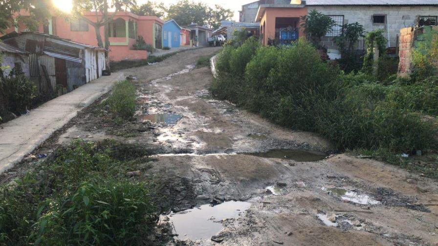 Denuncian varias calles en sector de El Seibo están llenas de aguas negras y hoyos